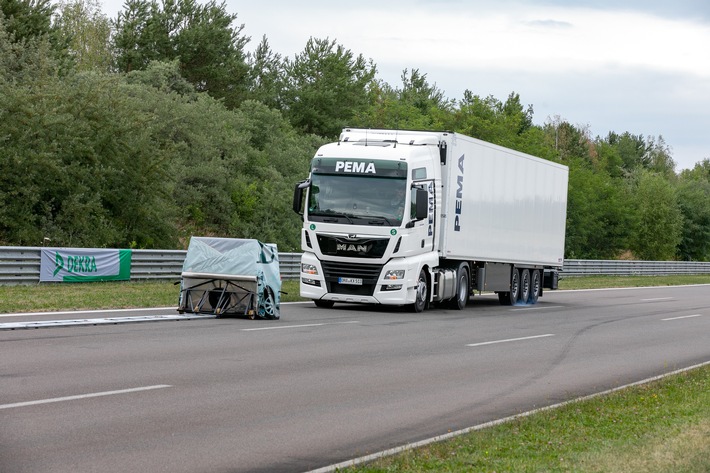Lkw-Assistenzsysteme retten Leben – DEKRA fordert weitere Anstrengungen IAA Nutzfahrzeuge in Hannover