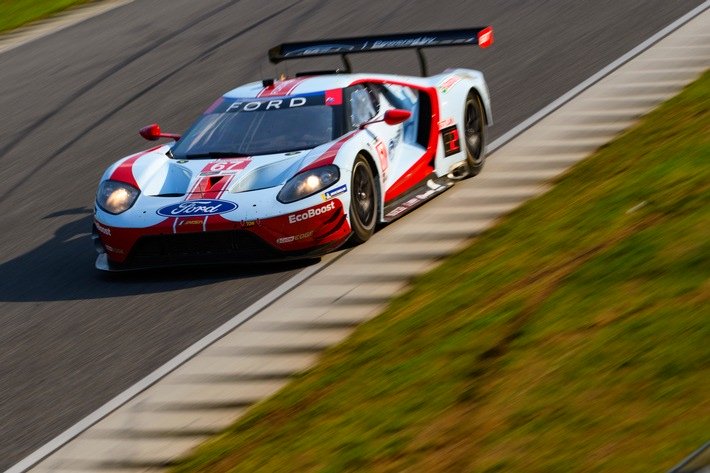 Ford GT fahren im Lime Rock Park zum Sieg