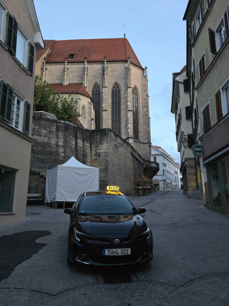 Wie der neue Taxi-Preisrechner von Renna Taxi Tübingen den Fahrpreis für Stadtfahrten, Flughafenfahrten und Kurierdienste revolutioniert