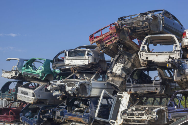 Die wichtigsten Hinweise und Faktoren, die du vor der Autoverschrottung beachten solltest, um die richtige Entscheidung zu treffen!