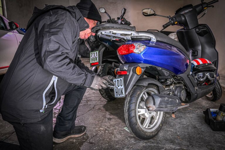 Veränderte Vorschriften für E-Fahrzeuge: Warum das neue schwarze Versicherungskennzeichen für Mopeds und E-Scooter entscheidend ist